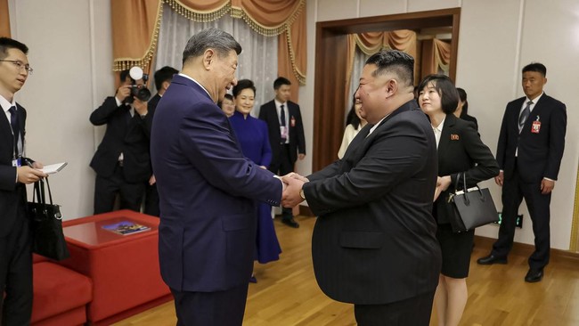 Chinese President Xi Jinping shakes hands with North Korean leader Kim Jong Un during Xi's state visit to Pyongyang, North Korea, June 8, 2026, in this picture released by North Korea's official Korean Central News Agency.   KCNA via REUTERS    ATTEN
