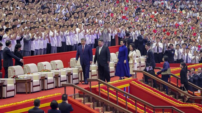 Chinese President Xi Jinping, his wife Peng Liyuan, North Korean leader Kim Jong Un, and his wife Ri Sol Ju walk together as they attend a performance at the Pyongyang Indoor Stadium, during Xi's state visit, in Pyongyang, North Korea, June 8, 2026,