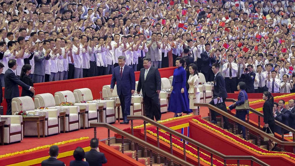 FOTO: Xi Jinping Disambut Hangat Kim Jong Un di Korut