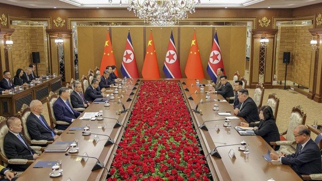 Chinese President Xi Jinping and North Korean leader Kim Jong Un sit facing each other during talks, amid Xi's state visit to Pyongyang, North Korea, June 8, 2026, in this picture released by North Korea's official Korean Central News Agency.   KCNA
