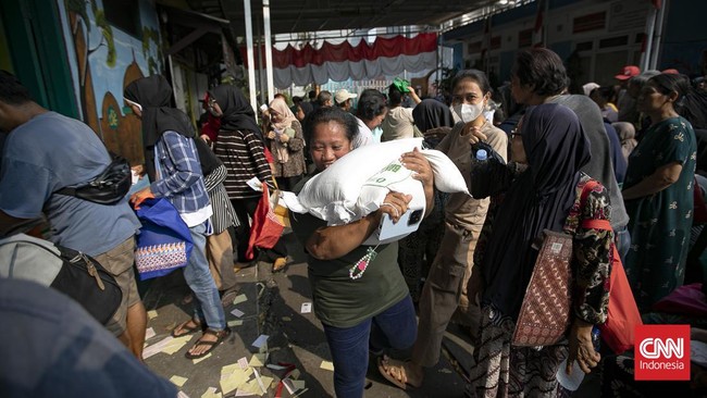 Antrean Distribusi Bantuan Pangan