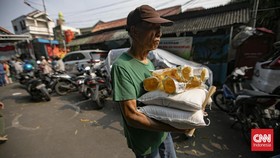 Warga memadati area distribusi bantuan pangan di RW 3, Kelurahan Menteng, Kecamatan Menteng, Jakarta Pusat, Rabu (10/6/2026). (CNNIndonesia/Adi ibrahim)