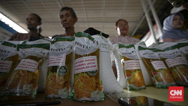 Antrean Distribusi Bantuan Pangan