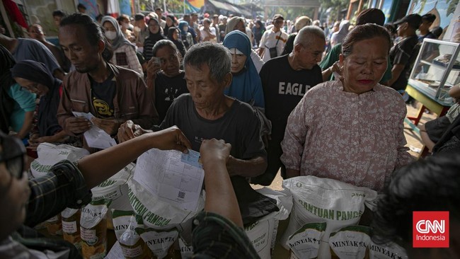 Antrean Distribusi Bantuan Pangan