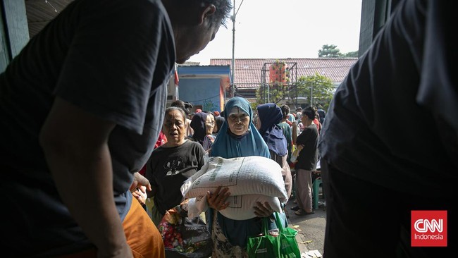 Antrean Distribusi Bantuan Pangan