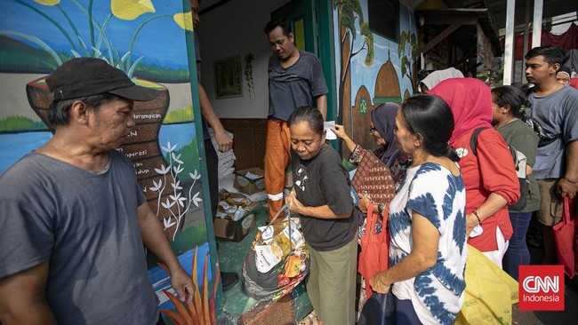 Antrean Distribusi Bantuan Pangan