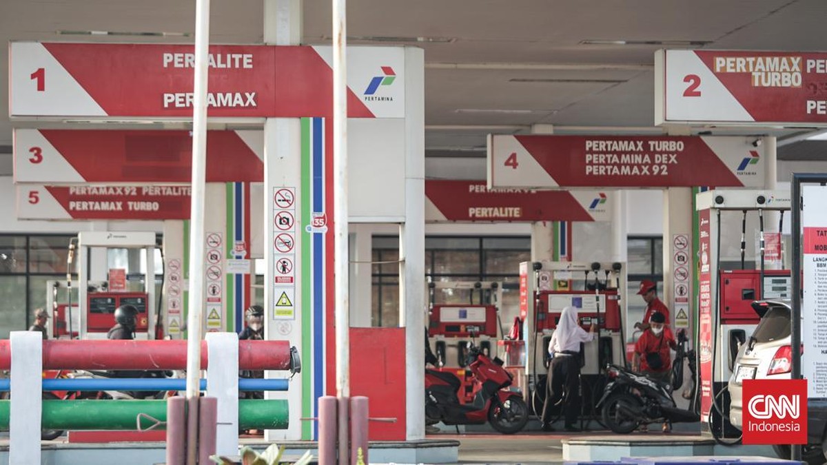 Sejumlah pengendara mengantre untuk mengisi bahan bakar minyak di stasiun pengisian bahan bakar, Bogor, Jawa Barat, Rabu (10/6). (CNN Indonesia/Febria Adha L)