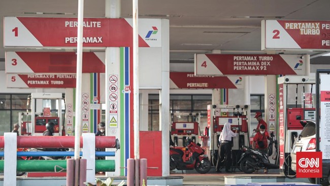 Sejumlah pengendara mengantre untuk mengisi bahan bakar minyak di stasiun pengisian bahan bakar, Bogor, Jawa Barat, Rabu (10/6). (CNN Indonesia/Febria Adha L)