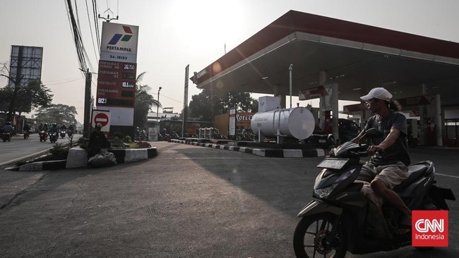 Sejumlah pengendara mengantre untuk mengisi bahan bakar minyak di stasiun pengisian bahan bakar, Bogor, Jawa Barat, Rabu (10/6). (CNN Indonesia/Febria Adha L)