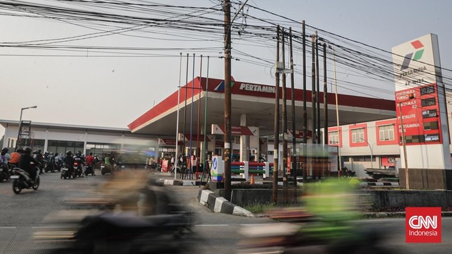 Sejumlah pengendara mengantre untuk mengisi bahan bakar minyak di stasiun pengisian bahan bakar, Bogor, Jawa Barat, Rabu (10/6). (CNN Indonesia/Febria Adha L)