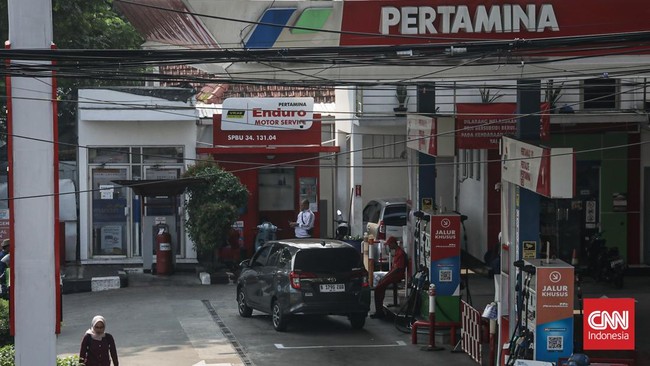 Sejumlah pengendara mengantre untuk mengisi bahan bakar minyak di stasiun pengisian bahan bakar, Matraman, Jakarta, Rabu (10/6). (CNN Indonesia/Febria Adha L)