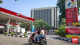 Sejumlah pengendara mengantre untuk mengisi bahan bakar minyak di stasiun pengisian bahan bakar, Matraman, Jakarta, Rabu (10/6). (CNN Indonesia/Febria Adha L)