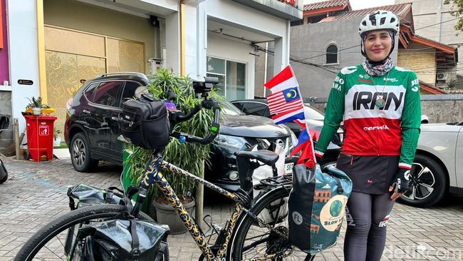 Bawa Misi Perdamaian, Perempuan Iran Gowes Sepeda Keliling Asia