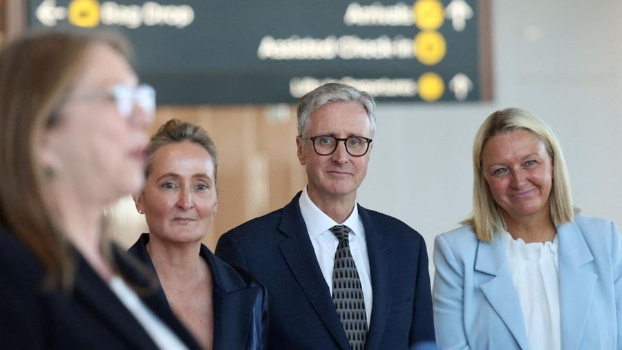 CEO Qantas Airways Vanessa Hudson, CEO Bandara Internasional Western Sydney Simon Hickey, dan CEO Jetstar Group Stephanie Tully bereaksi saat Menteri Infrastruktur, Transportasi, Pembangunan Regional dan Pemerintah Daerah Australia Catherine King berbincang selama konvensi pers di Bandara Internasional Western Sydney nan baru, mengumumkan bahwa Qantas Airways dan Jetstar bakal meluncurkan jasa penumpang komersial dari airport tersebut setelah pembukaannya pada 25 Oktober, di Luddenham, Western Sydney, Australia, 10 Juni 2026.