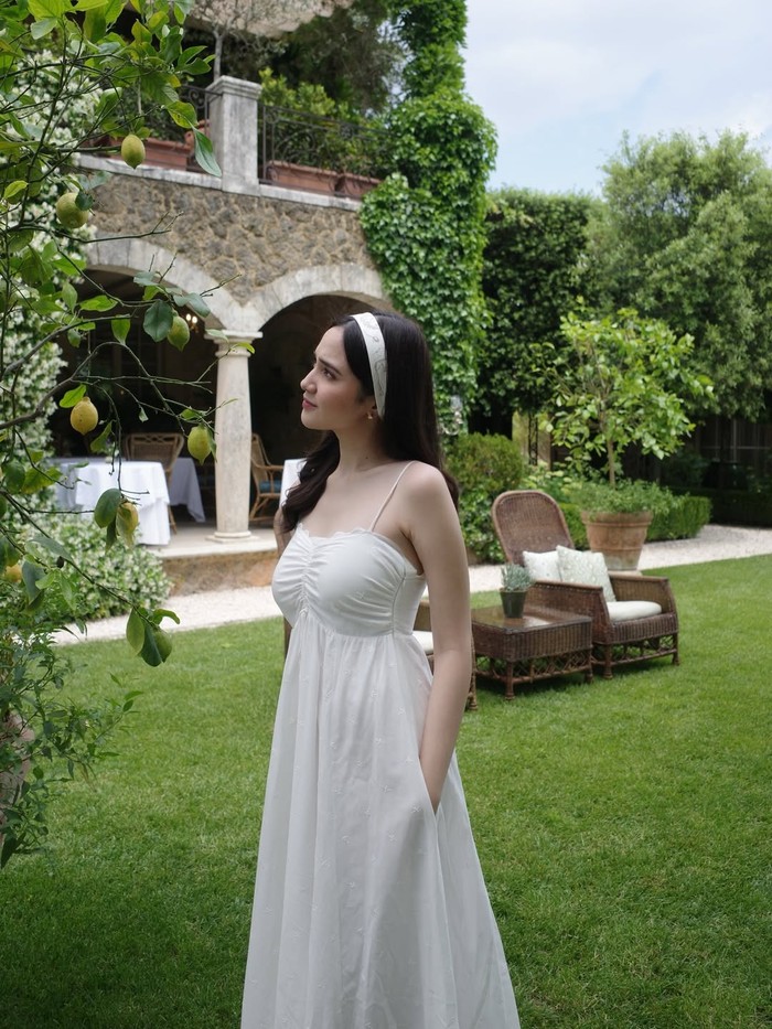Dalam salah satu momen liburannya, Syifa terlihat mengenakan dress putih dari Magali Pascal seharga sekitar Rp2,6 juta. Headband senada yang dikenakannya turut mempermanis penampilan, memberi kesan feminin dan manis/Foto: instagram.com/syifahadju