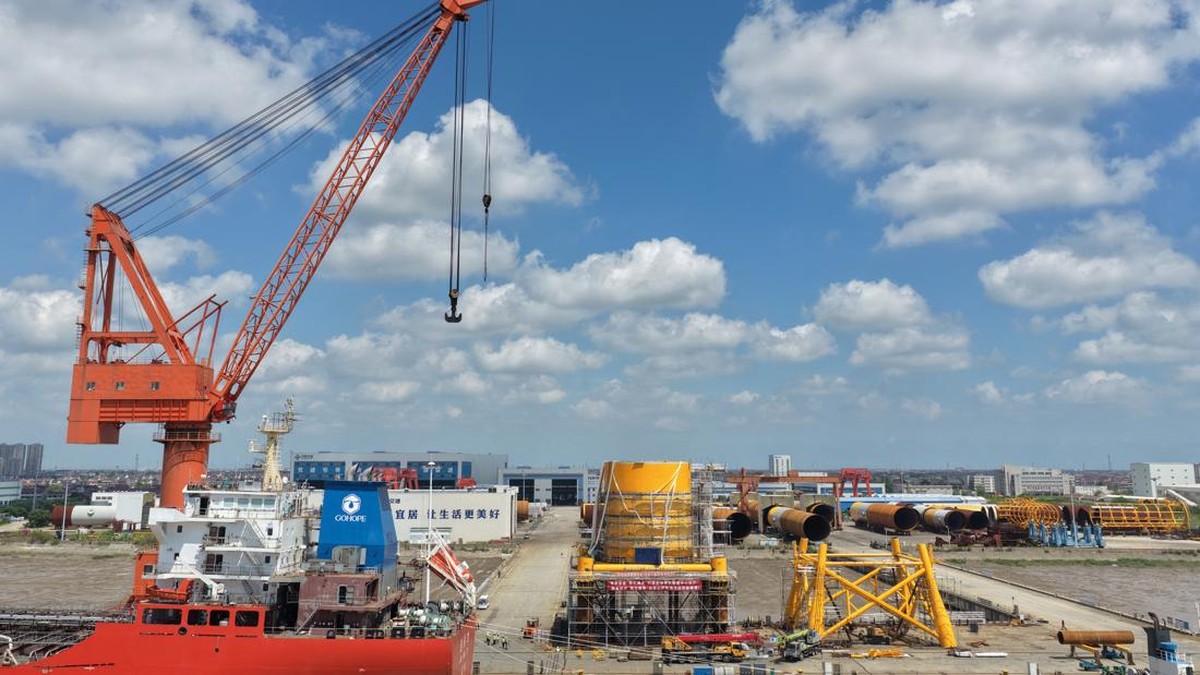 China resmi mengoperasikan pusat data (data center) bawah air bertenaga angin pertama di dunia yang berlokasi di lepas pantai Shanghai. Fasilitas berkapasitas 24 megawatt (MW) ini pertama diluncurkan pada Mei 2026. (CN-STR / AFP)
