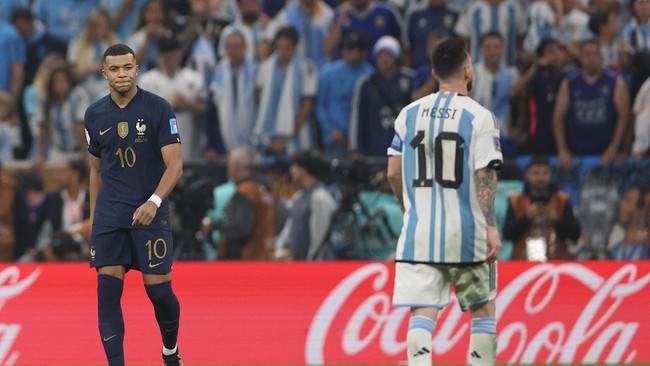France's forward #10 Kylian Mbappe (L) reacts as Argentina's forward #10 Lionel Messi (R) looks on during the Qatar 2022 World Cup final football match between Argentina and France at Lusail Stadium in Lusail, north of Doha on December 18, 2022. (Pho