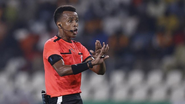 (FILES) Somalian referee Omar Abdulkadir Artan gestures during the Africa Cup of Nations (CAN) 2024 group D football match between Mauritania and Algeria at Stade de la Paix in Bouake on January 23, 2024. Award-winning Somali referee Omar Artan, set 