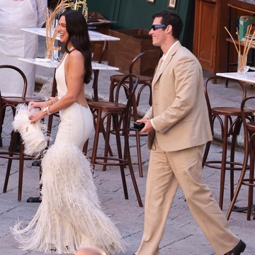 Gaun Pengantin Dua Lipa Makin Sensasional di Pesta Pernikahan di Italia