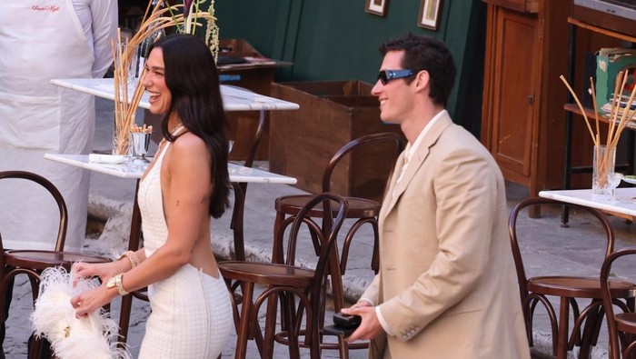 Gaun Pengantin Dua Lipa Makin Sensasional di Pesta Pernikahan di Italia