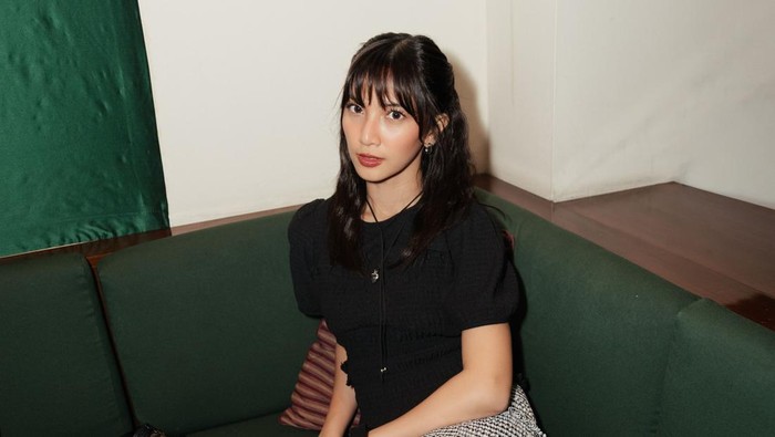 Modis, Ini 7 Inspirasi Gaya Seleb Pakai Koleksi UNIQLO dan Cecilie Bahnsen