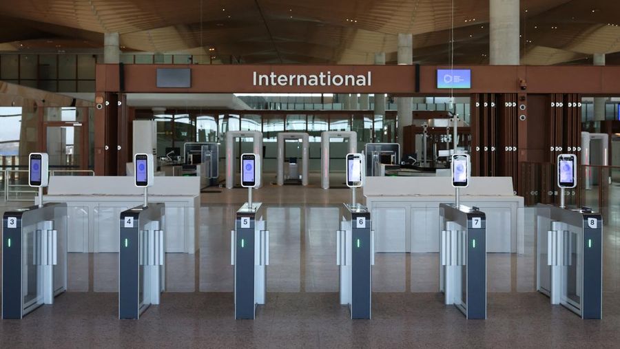 Gerbang keamanan nan dilengkapi sistem biometrik di luar area keberangkatan internasional di Bandara Internasional Western Sydney, setelah Qantas Airways dan Jetstar mengumumkan bakal meluncurkan jasa penumpang komersial setelah pembukaannya pada 25 Oktober, di Luddenham, Western Sydney, Australia, 10 Juni 2026.