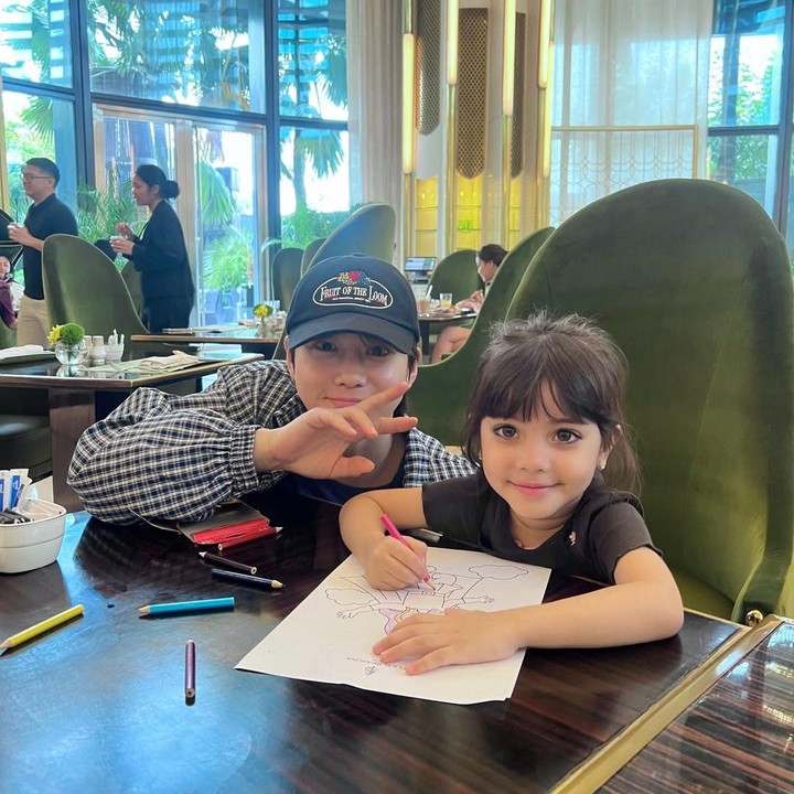 <p>Tentu saja, Hamidah juga tak ingin melewatkan kesempatan dengan mengabadikan potret kedua putrinya bersama Suho. &ldquo;Pas ga sengaja ketemu Suho, Suho udah senyum-senyum dadahin anak-anak yang lagi main katanya yeppo. makanya beraniin diri minta izin foto sama dia daaaaaaaan sebaik itu,&rdquo; ujar Hamidah.&nbsp;(Foto: Instagram @hamidahrachmayanti)</p>