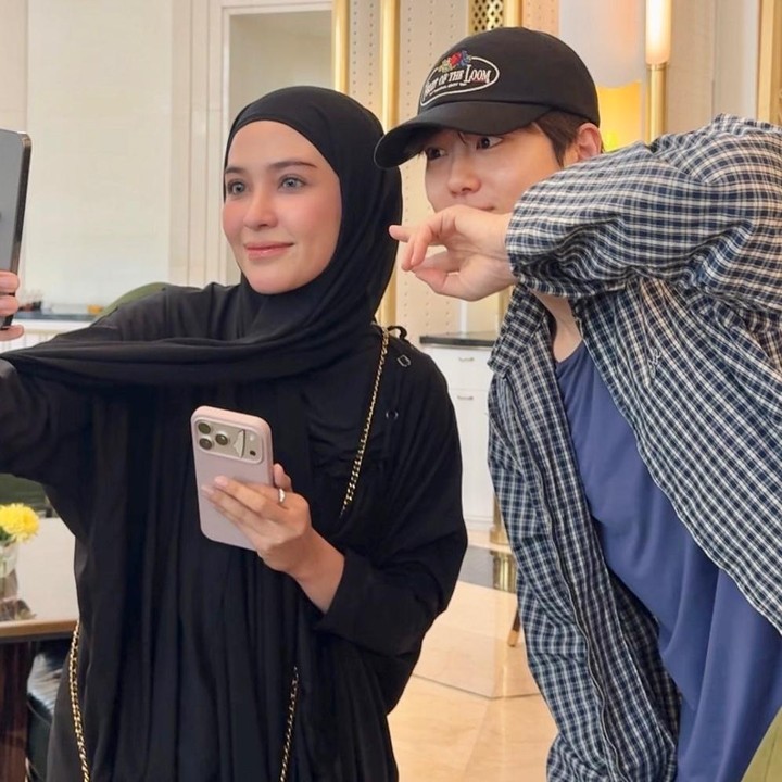 <p>Bertemu dengan idol favorit tentu menjadi impian banyak penggemar. Hal itulah yang baru-baru ini dialami selebgram Hamidah Rachmayanti saat berjumpa dengan Suho, leader grup K-Pop EXO, yang langsung mencuri perhatian publik. (Foto: Instagram @hamidahrachmayanti)</p>