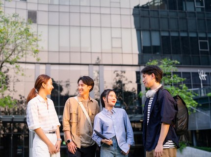 Ini Perbedaan Busana ke Kantor antara Gen Z, Millennial, Gen X, & Boomers