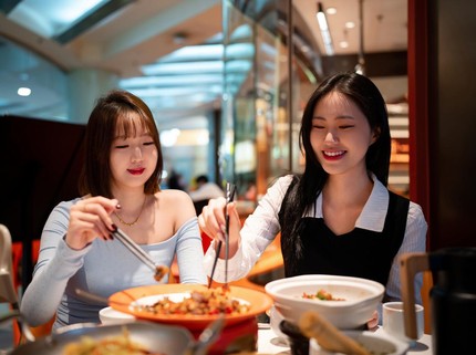 Jangan Asal Ambil, Ketahui Etika bila Berbagi Makan Satu Piring dengan Orang Lain
