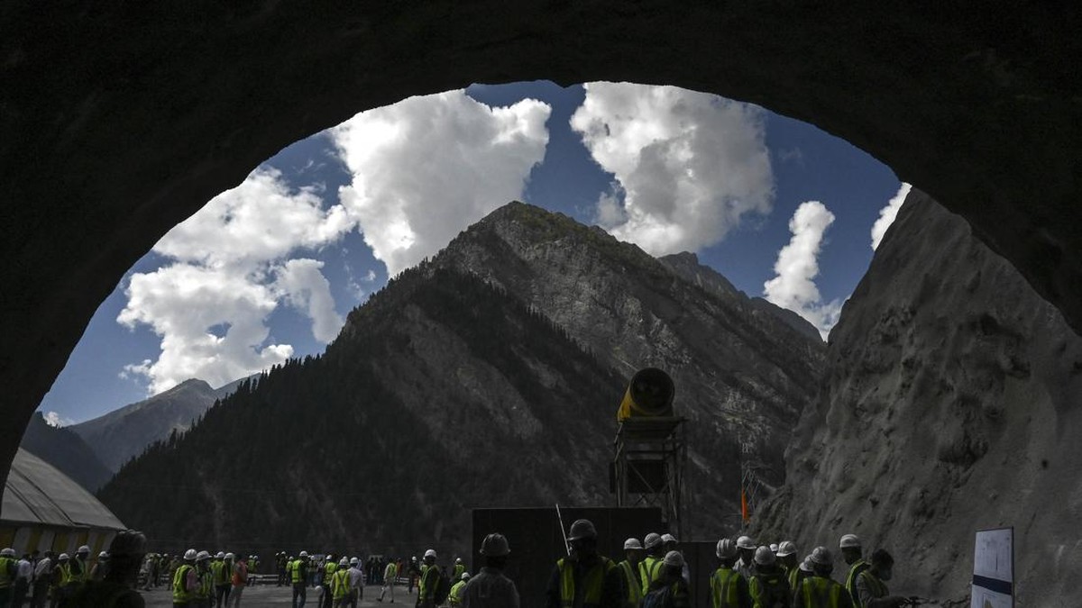 Labourers and engineers work at the Zojila tunnel under construction which connects Srinagar to the union territory of Ladakh, at Baltal, some 93 km northeast of Srinagar, on September 28, 2021. (Photo by TAUSEEF MUSTAFA / AFP)