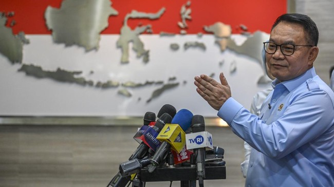 Kepala Kantor Staf Kepresidenan (KSP) Jenderal TNI (Purn) Dudung Abdurachman (tengah) memberikan keterangan pers usai menggelar pertemuan secara tertutup dengan Kepala Badan Gizi Nasional Nanik S Deyang di Kantor Staf Presiden, kompleks Istana Kepres