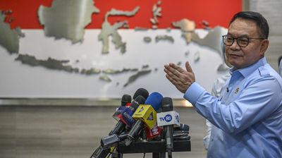 Kepala Kantor Staf Kepresidenan (KSP) Jenderal TNI (Purn) Dudung Abdurachman (tengah) memberikan keterangan pers usai menggelar pertemuan secara tertutup dengan Kepala Badan Gizi Nasional Nanik S Deya