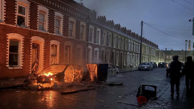 Kerusuhan Anti-Imigran Pecah di Belfast
