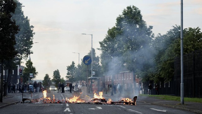 Kerusuhan Anti-Imigran Pecah di Belfast