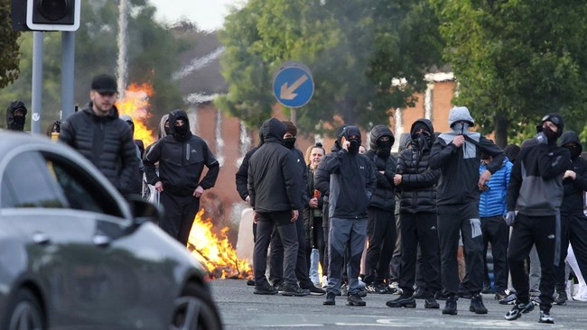 Kerusuhan Anti-Imigran Pecah di Belfast