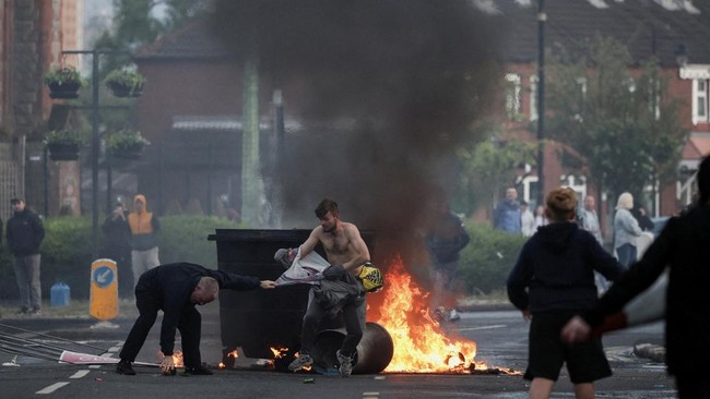 Kerusuhan Anti-Imigran Pecah di Belfast