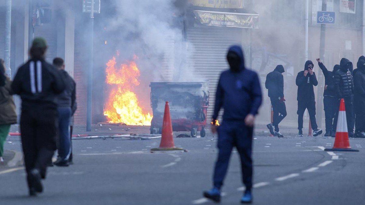 Kerusuhan Anti-Imigran Pecah di Belfast