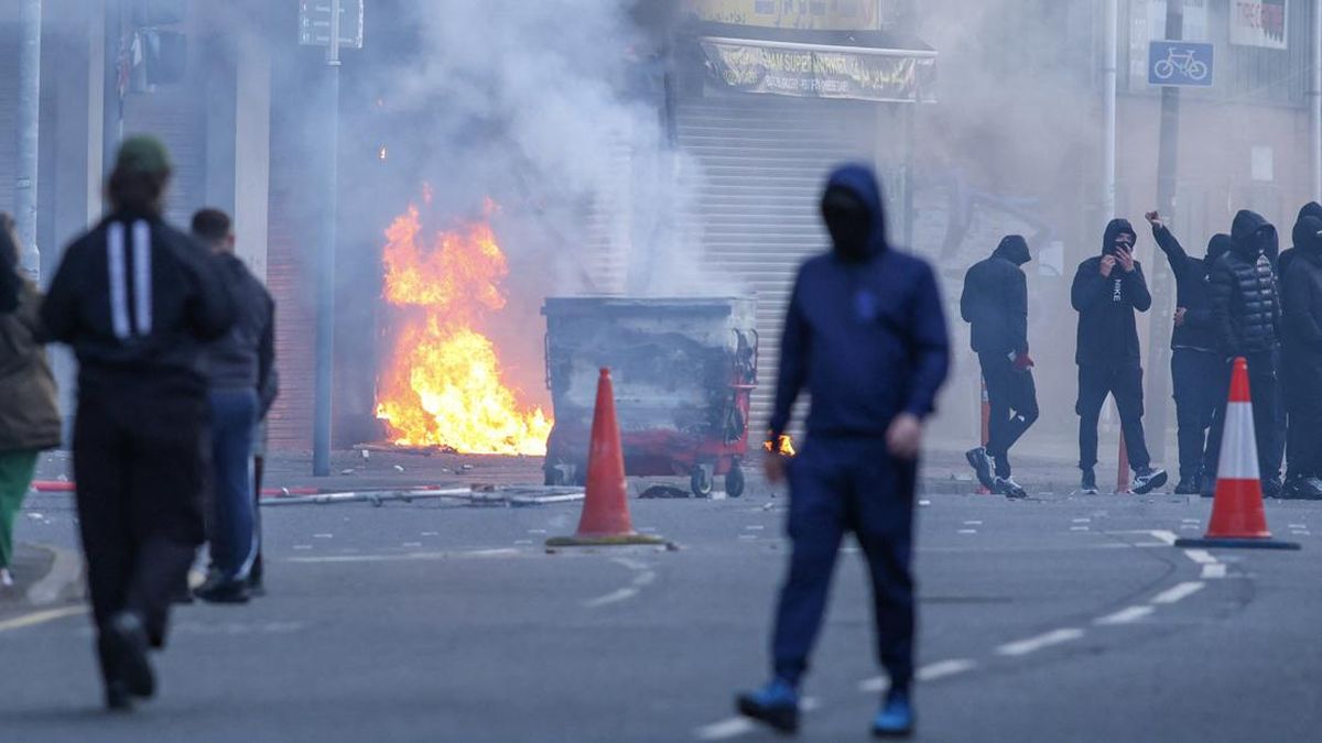 FOTO: Kerusuhan Anti-Imigran Pecah di Belfast Buntut Penikaman Brutal