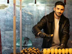 Kios Penjual Jagung Ganteng Jadi Destinasi Wisata di Turki, Pembelinya Antre!