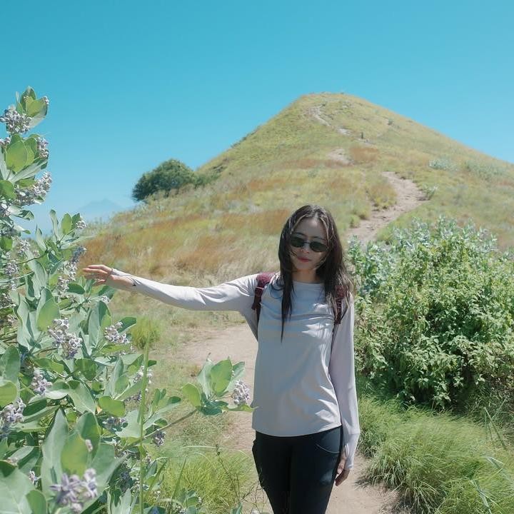 <p>Menghabiskan waktu bersama keluarga tentu menjadi momen istimewa bagi setiap orang. Begitu juga dengan pasangan artis Laura Theux dan Indra Brotolaras yang tengah berlibur ke Sumbawa. (Foto: Instagram @laura_theux)</p>