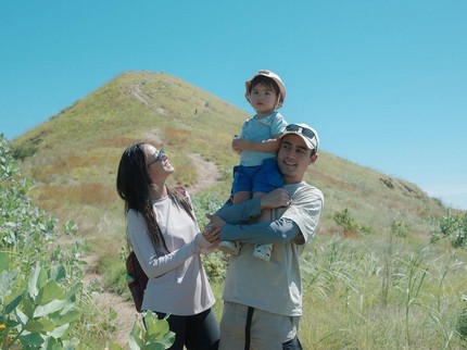 Intip Keseruan Laura Theux & Indra Brotolaras Hiking Bawa Anak di Pulau Kenawa Sumbawa