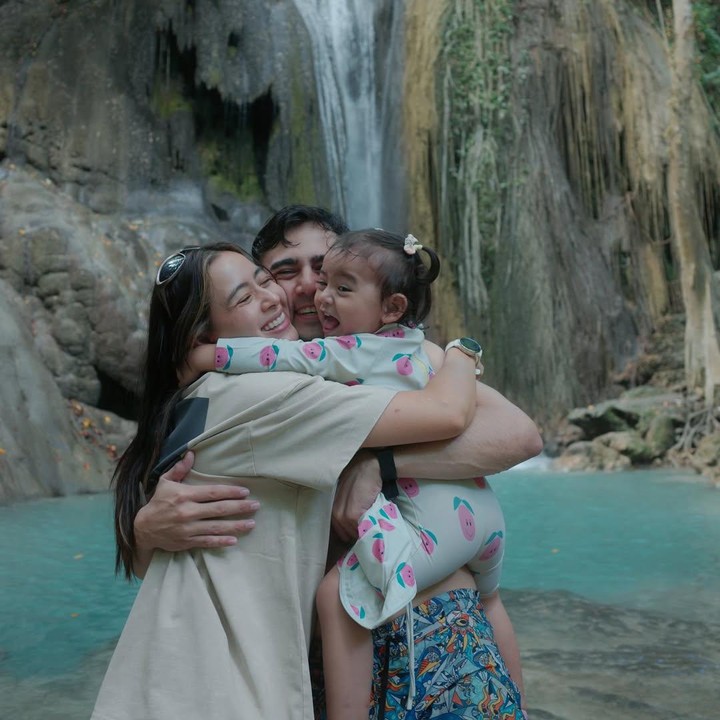 <p>Pada unggahan lainnya, Laura turut membagikan kunjungan ke salah satu destinasi popler di Sumbawa, yakni Air Terjun Kalela yang berlokasi di Kecamatan Jereweh, Sumbawa Barat. &ldquo;Kami suka banget di sini,&rdquo; tulis Laura.&nbsp;(Foto: Instagram @laura_theux)</p>