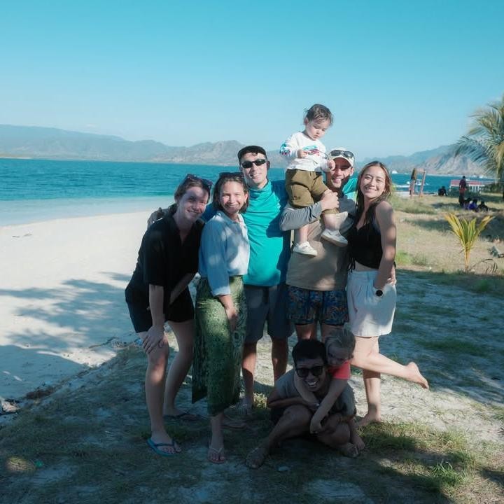<p>Selain mendaki, mereka juga menyempatkan diri bermain di salah satu pantai yang berada di kawasan tersebut. Hamparan laut dan panorama alam yang memukau pun menjadi daya tarik tersendiri selama perjalanan itu, Bunda.&nbsp;(Foto: Instagram @laura_theux)</p>