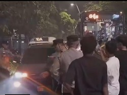 Massa Gelar Demo di Cikini Malam-malam Tolak Kenaikan BBM