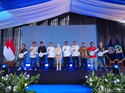 Menteri Imipas Serahkan Bansos Bedah Rumah, 24 Unit Sudah Dibangun