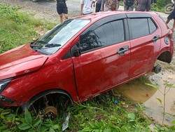 Mobil Ayla Kecelakaan di Sintang, Udah Ringsek Dijarah Pula