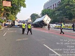 Mobil Box Muatan Biji Plastik Terguling di Daan Mogot Jakbar, Lalin Macet