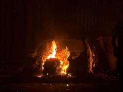 Rusuh di Irlandia Utara Buntut Penikaman Brutal, Bangunan-Mobil Dibakar