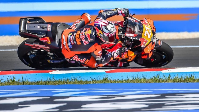 Enea Bastianini kecam hukuman long lap penalty di MotoGP Hungaria 2026.